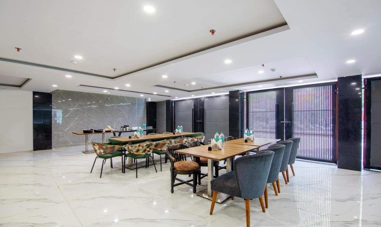 Treebo Royal Comfort New Delhi Bagian luar foto