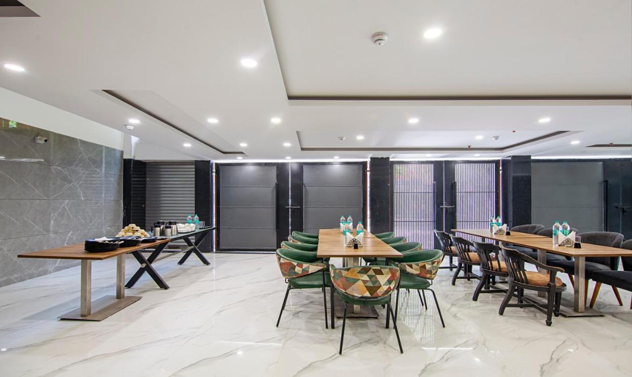 Treebo Royal Comfort New Delhi Bagian luar foto